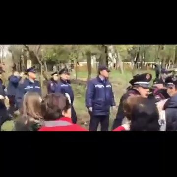 Polici godet gruan gjatë protestes te Parku i Liqenit