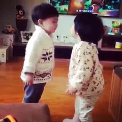 Mới có tý tuổi đầu mà đã được hôn rồi cơ đấy.