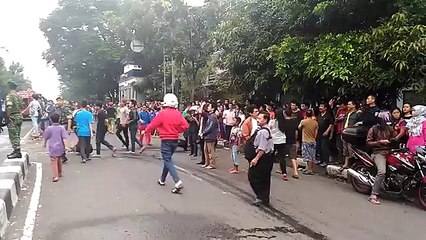 Asap Hitam Pekat, Pemilik Toko Nekat Masuk