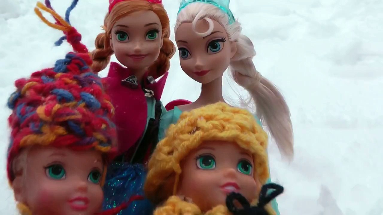 SNOWMAN ! ELSA and ANNA toddlers build a a Snowman and PLAY in the Snow! Olaf is there