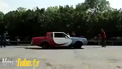 Le saut à la corde avec une voiture