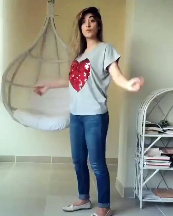 Urwa Hocane Invites Fans for Selfie - Dubsmash