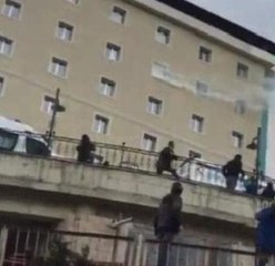 Polis hastaneye de gaz attı