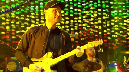 Coldplay Membawakan Lagu Yellow di Malam Penghargaan NME 2016