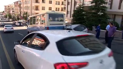 Dolmuşa çarpan otomobil iki lastik üzerinde asılı kaldı: