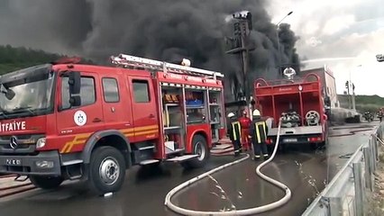 Dilovası'nda atık yağ fabrikasında yangın: D-100 ulaşıma kapatıldı