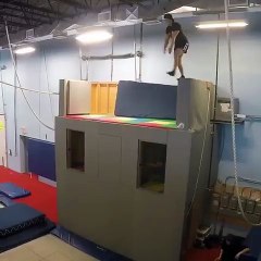 Cewek ini keren banget main lompatnya