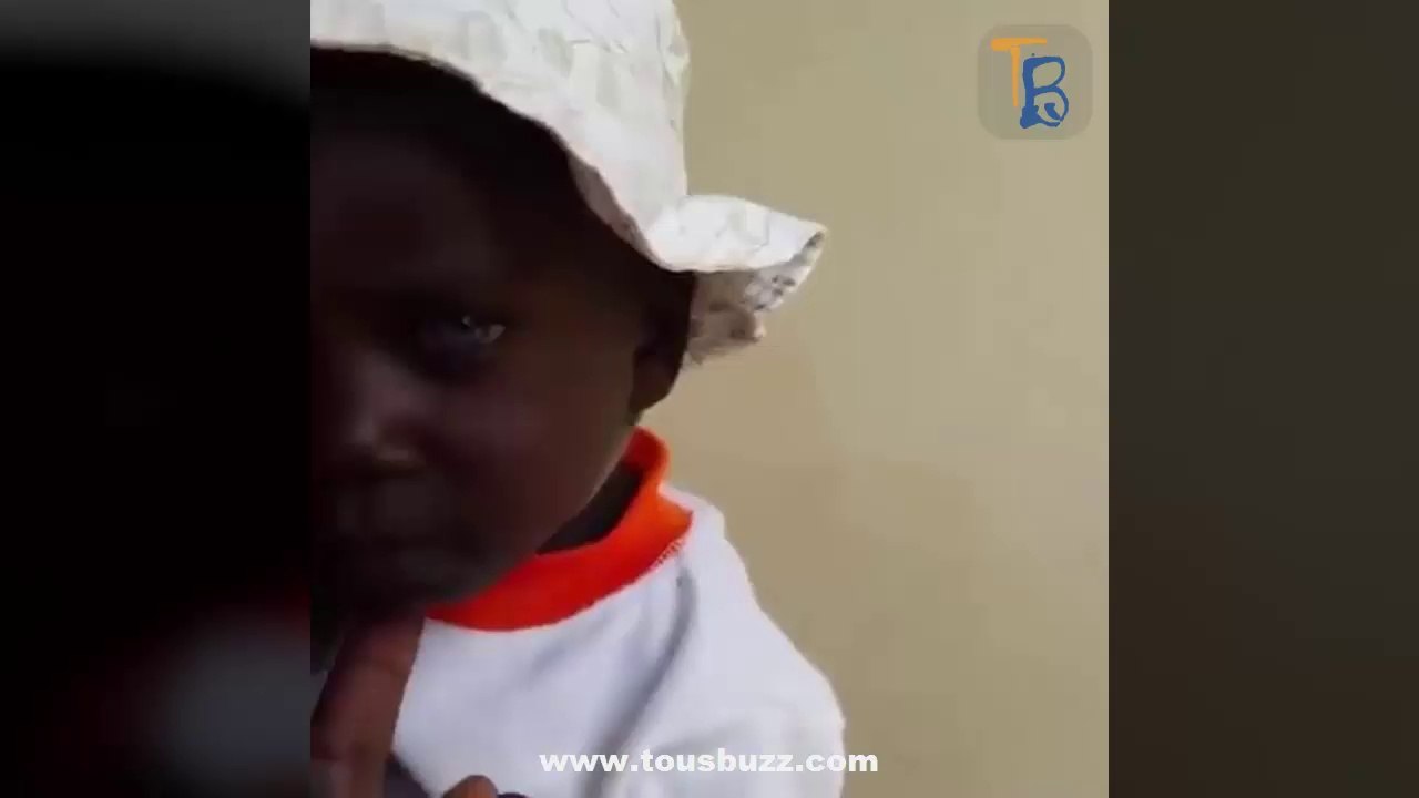 Une enfant noire aux yeux bleus