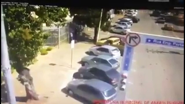 Driver handles stone throwing 'Flanelinha'