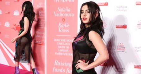 Genç Yıldız Cesur Kıyafetiyle İlgi Odağı Oldu