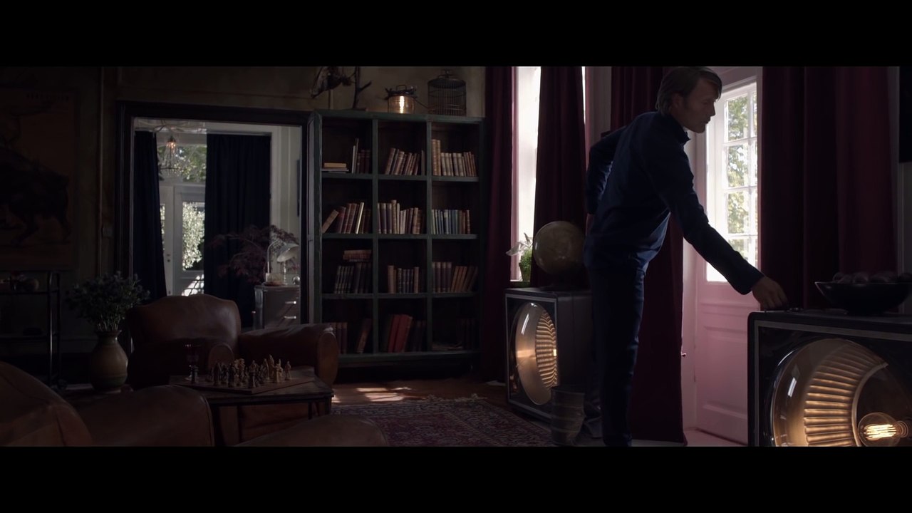 Le combat démarre avec Mads Mikkelsen -Meubles Boconcept