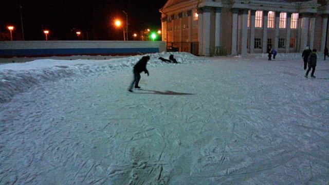 Как научится кататься на коньках-