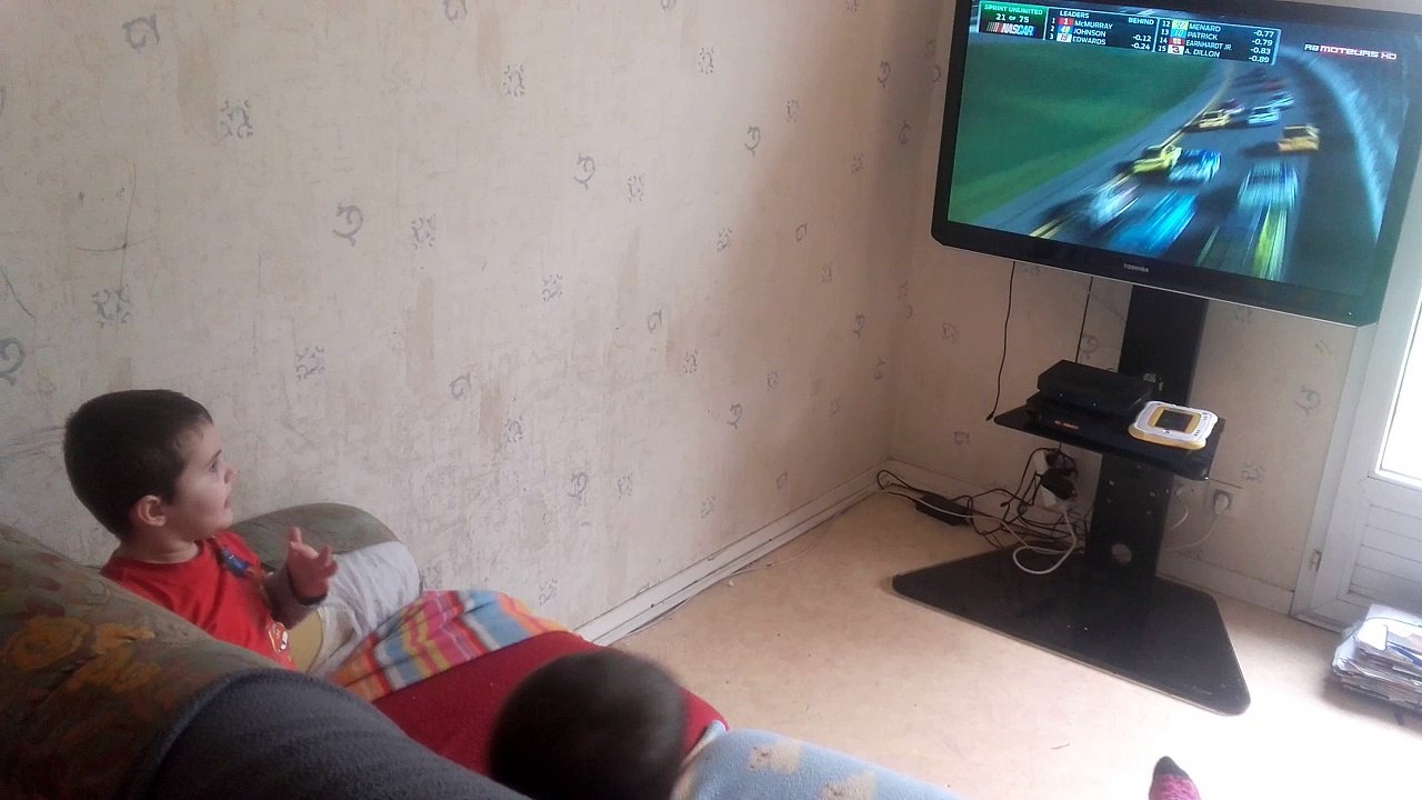 les garçons regardent du nascar