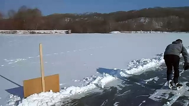 Катание на коньках по плотине. Г.Артем 10.12.13