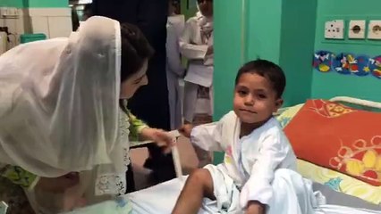 Reham Khan speaking Pashto with a child in Hospital