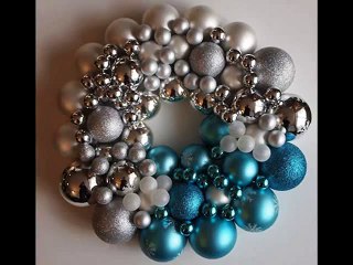 Рождественский венок из елочных шаров