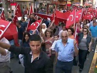 Türk bayrağının indirilmesine tepki yağdı