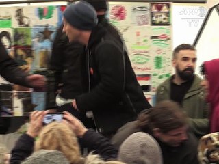 Calais: Jude Law et d'autres comédiens britanniques dans la "Jungle"