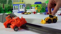 Маленькая машинка трактор и его друзья хулиганы шалят на дороге. Small cars. Про машинки