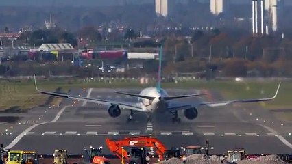 Опасные моменты во время посадки и взлета самолетов при сильном боковом ветре