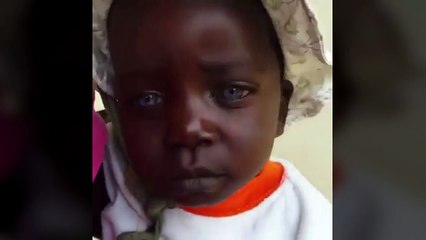 Mala crna djevojčica rođena s prekrasnim plavim očima