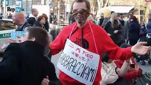 Milano Abbracci ad occhi chiusi ai passanti Io mi fido di te, e tu Il flash mob in centro (720p Full HD)