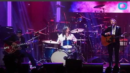 Pre-Grammy Party Hosted A David Bowie Cover By Beck and Nirvana Members (Comic FULL HD 720P)