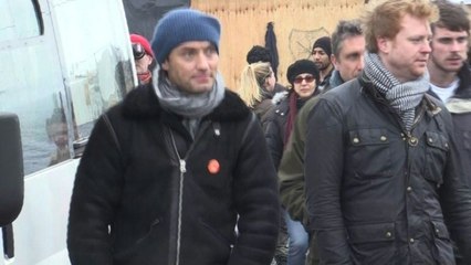 Calais: Jude Law et d'autres comédiens britanniques dans la "Jungle"