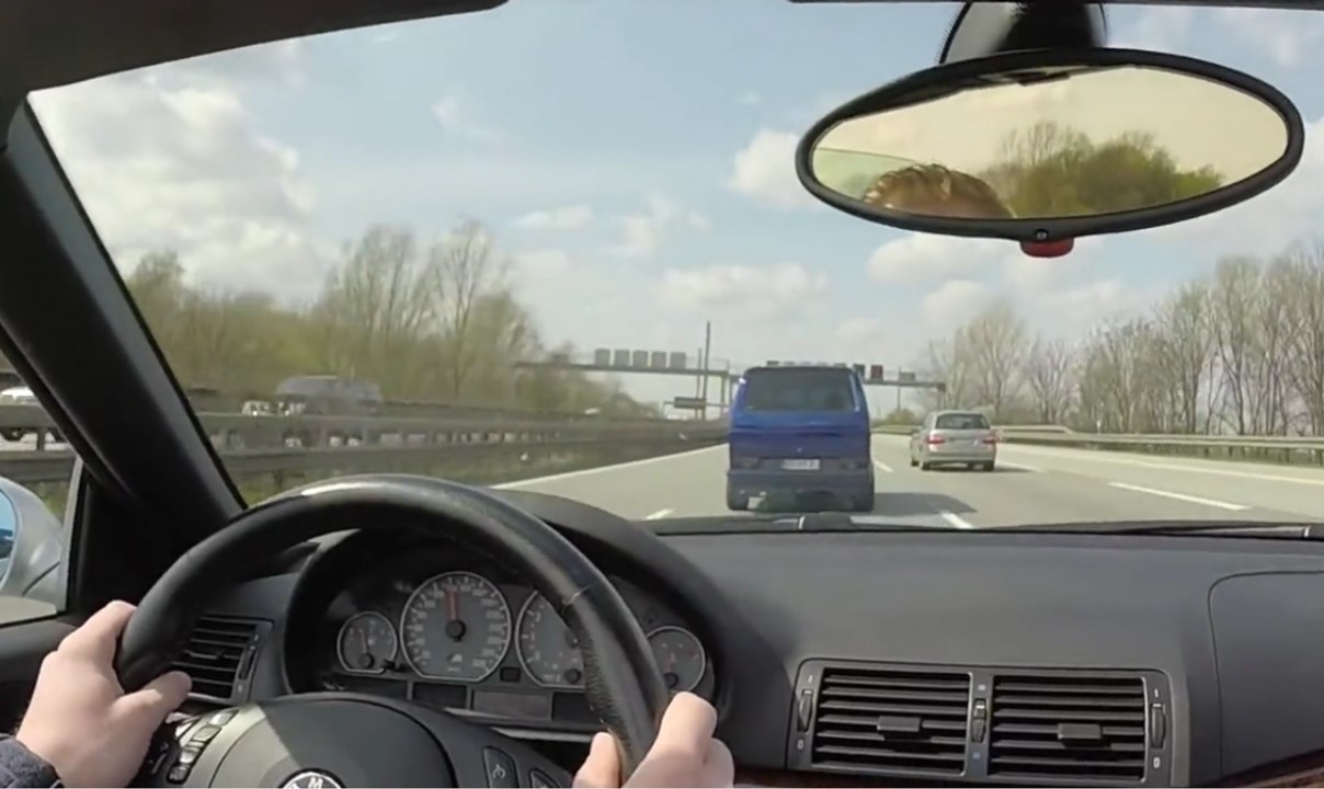 Une BMW M3 se fait doubler à pleine vitesse par un vieil utilitaire volkswagen trafiqué