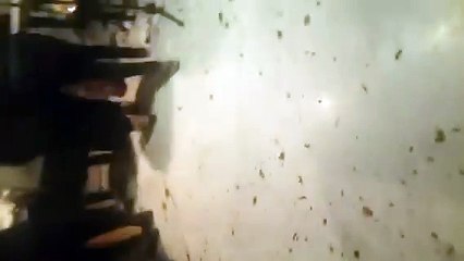 شاهد فضيحة أب حنان الخضر يضرب أحد الفانز بسبب تصويره حنان