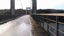 Köprü beşik gibi sallanıyor