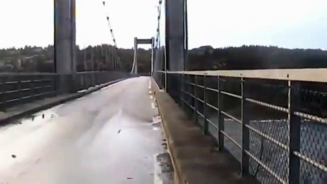 Köprü beşik gibi sallanıyor