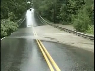 Suyun gücü yolu yuttu