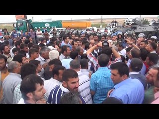 Diyarbakır'da bu kez çiftçiler yol kapattı