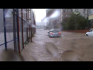 Yağmur suları araçları böyle sürükledi