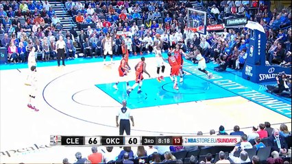 Russell Westbrook prend tout le monde de vitesse pour écraser un énorme tomar ! 