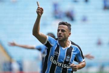 Скачать видео: Grêmio sofre, mas com gol de Bobô, vence o Novo Hamburgo na Arena