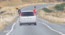 Des Français pissent par la fenêtre d'une voiture en Nouvelle-Zélande