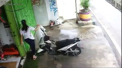 Begini Jadinya Saat Main Handphone Sambil Berkendara