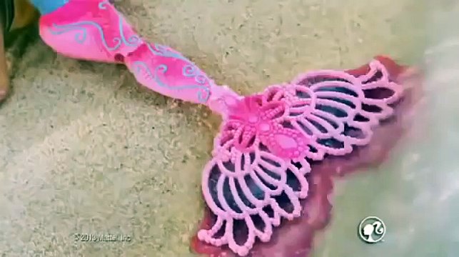 Barbie en Francais Sirène Couleurs Magiques Poupée Publicité 001