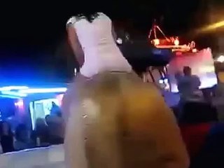 Девушка оседлала быка