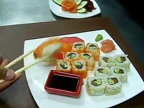 Как нужно правильно есть суши!