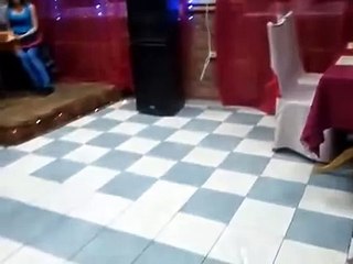 Вот это шоу что она вытворяет ! the woman arranged a show in the restaurant
