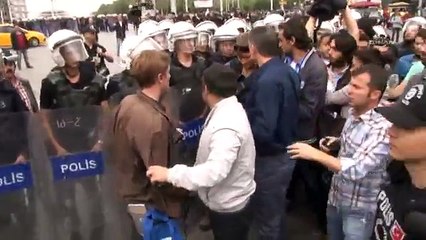 Polisten yabancı gazetecilere pasaport kontrolü