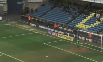 Millwall: l'incroyable arrêt de son gardien Jordan Acher