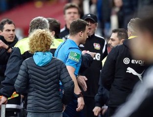 Bundesliga Maçında Hakem Sahayı Terk Etti
