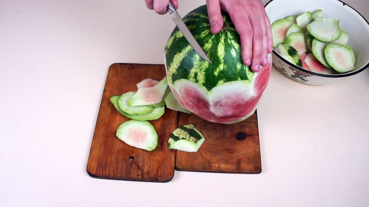 Фокус с арбузом для вечеринок. Skin a watermelon party tric