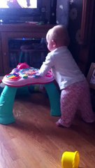 Annesi hapşırınca bebek uçuşa geçti :D :D