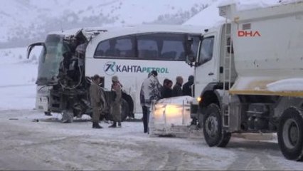 Erzincan? da Yolcu Otobüsü Greyrere Çarptı; 23 Yaralı