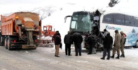 Erzincan'da Yolcu Otobüsü ile İş Makinesi Çarpıştı: 23 Yaralı